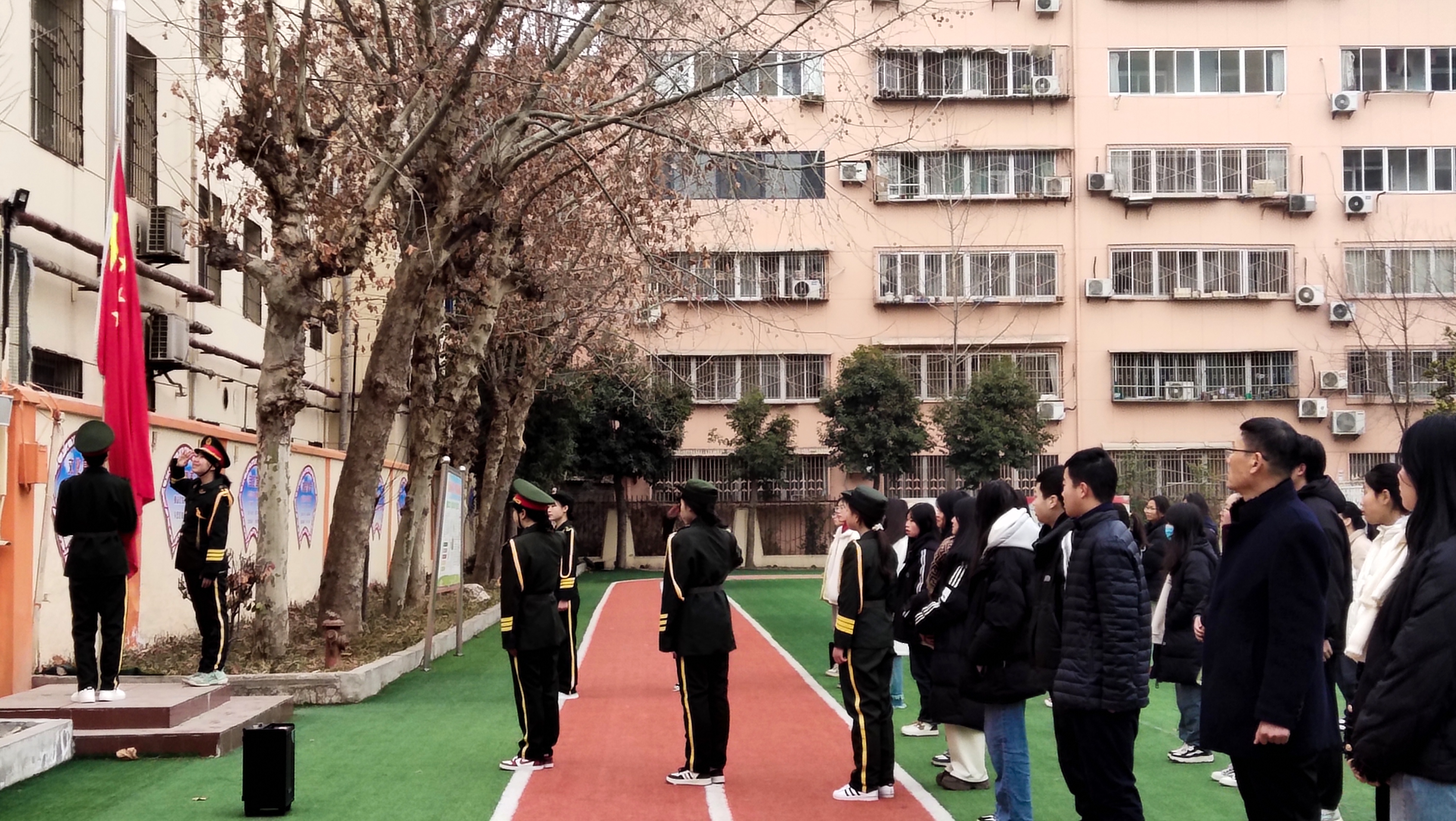 自律自強(qiáng)，追逐夢(mèng)想——我校舉行新學(xué)期第一次升旗儀式